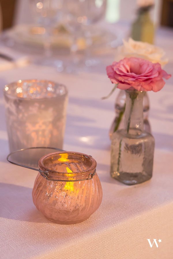decoration de table couleurs pastels, mariage rustique, avec comme décor de tables des minis bouegoirs pastels